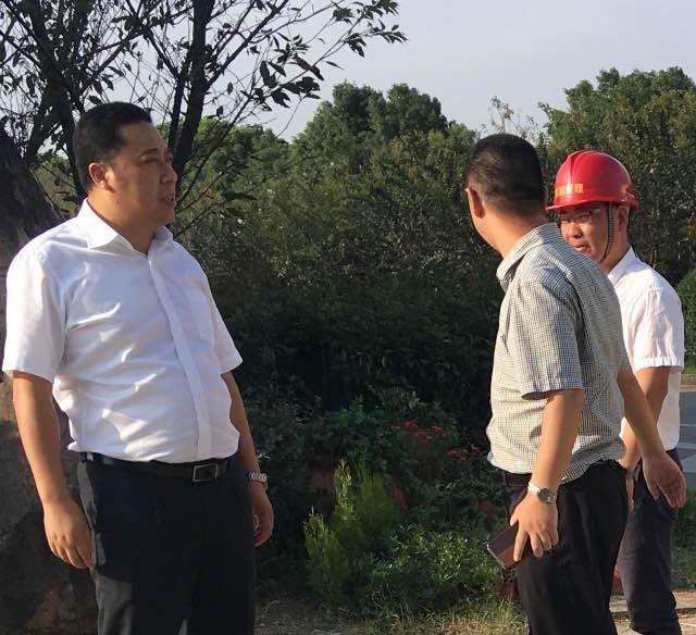 周恒超董事長與徐仁標市長、李昌明常務副市長交談